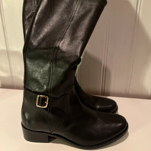 Nyskick  damstövel i skinn - Fina höga skinnstövlar, använda ett fåtal tillfällen. Smal skaftvidd, lågklackade.  Normal i storleken. Nypris ca 1000kr 