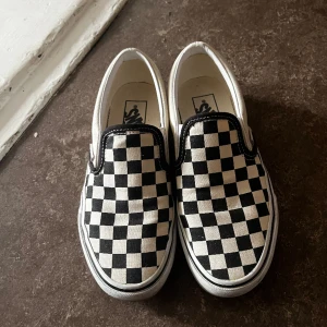 Vans - Vans classic slip-on stackform shoes. Storlek 36,5 (23 cm). Använda men fortfarande väldigt bra skick. Säljer pga att jag  inte använder dom längre 
