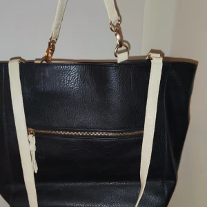 Väska  - Väska i jättefint skick ⭐ Önskas fler bilder så skriv 😊 