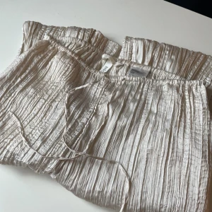 Sommar byxa❣️ - Dessa byxor är i skrynkligt siden material och väldigt sköna till sommaren❣️färgen på byxorna är beige och i stolek S/36❣️priset kan diskuteras vid snabba affärer❣️säljer då de inte kommer till användning❣️
