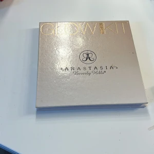 Anastasia glowkit - Säljer detta kit då den inte kommer till användning. Endast använd fåtal gånger 💘