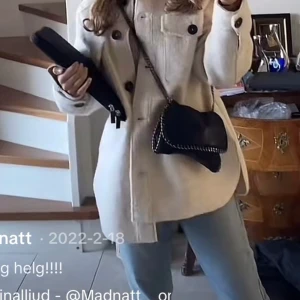 Vit/Beige kappa från Zara - Lite tunnare kappa i medellång modell med Teddy-liknande tyg🌸. Perfekt nu till våren🍃☀️. Endast använd 1 gång och är i nyskick. Köpte för 500kr, men kan tänka mig att gå ner i pris. ❌Tryck inte på köp nu❌