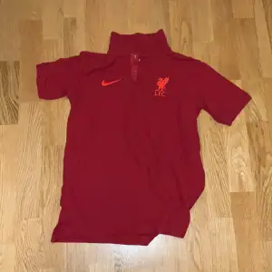 Säljer min Liverpool tröja för att den är för liten köpte den på en butik i England bra skick