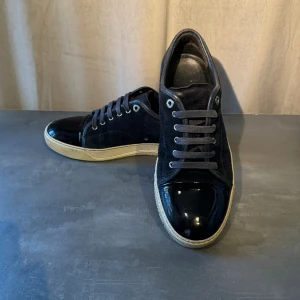 Lanvin - Tja 🙌🏻 säljer nu dessa ass feta lanvinsen uk 9 (43🔝) nypris 4350kr mitt pris 2050kr. Finns en defekt på cap tone syns i bilderna. Tveka inte att höra av er vid intresse 😊📦