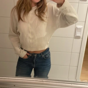 Vit stickad tröja  - En vit stickad tröja från ginatricot, den är en lite varmare färg av vit. Kommer inte till användning längre!