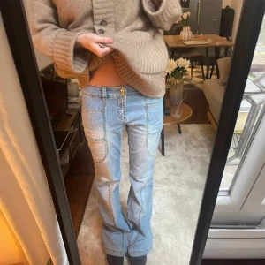 Lågmidjade jeans🙌🏽❤️‍🔥 - Super coola jeans! Köpts här på plick så därmed är bilderna från hon jag köpte de av. Passar längre personer runt 175. Tryck gärna på köp nu! 💋💋💋💋🙌🏽🙌🏽🙌🏽🙌🏽