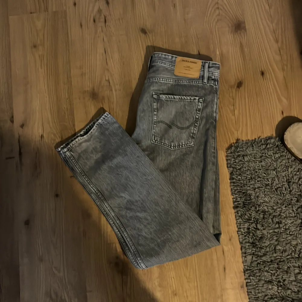 Fina Jack and Jones jeans Säljer pga att dem var för stora Bra skick. Jeans & Byxor.