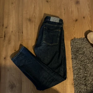 Jeans - Ett par fina marinblå jeans Säljer pga dem har blivit för små 