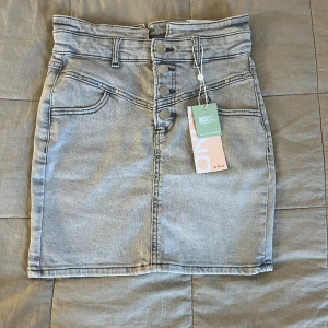 Jeanskjol från only  - Säljer denna fina kjolen från only helt ny! Stor i storleken så passar upp till strl 170💘köparen står för frakt! Tveka inte att fråga om ni undrar något🌸ny pris 350kr