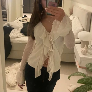 Volang blus - Jättefin volangblus🫶🏻 säljer eftersom den va för liten, lappen sitter kvar💕 S/xs