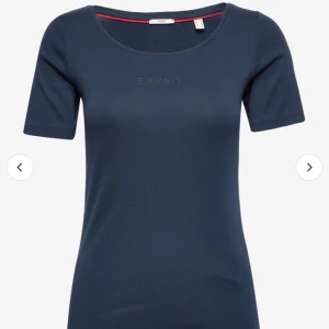 Tröja med diamanter  - En diamant har trillat av på bokstaven R, den är annars i bra skick❤️ vet inte vad storleken är men sitter som s-m om man vill ha den tight❤️ original priset är 250kr🩷