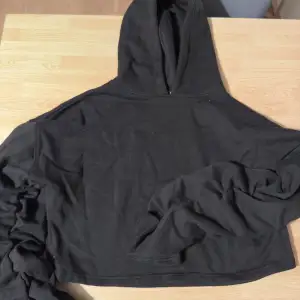 En vanlig svart croppaf hoodie och ett par matchande byxor. Väldigt bekväma och skönt material. De har en sorts räffel design i slutat av ärmarna och benen.