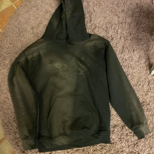 KIOSK-STREETLAB-STIGBERGET HOODIE  - Svart kiosk hoodie.  Den är solblekt men de gör den ba ännu fetare 