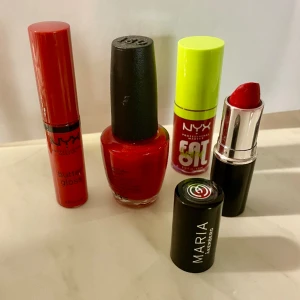 Rött sminkapaket Nyx/Opi/Maria Åkerberg - Nytt rött sminkpaket som sätter käppar och naglar o fokus! Be bild be brave.  1 rött matt läppstift Maria Åkerberg 1 fatlips läppglans Nyx 1 rött krämigt läppglans nyx 1 stort rött nagellack Opi rött metallic 