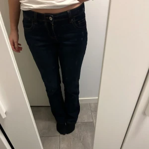 low waisted jeans - Skit snygga low waist jeans från H&M❤️ säljs då dom inte kommer till användning❣️ färgen är svår och se men dom är mörkblå men ser svarta ut i vissa ljus❤️
