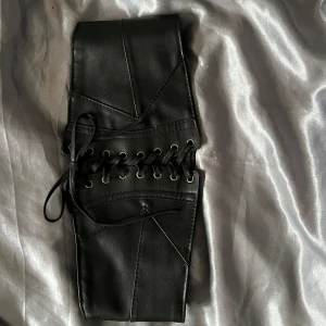 Korsett med resår - Korsett från shein, skinn tyg på framsidan & resår nå baksidan. Fint skick. Skriv gärna för frågor/mått:)