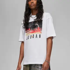 Jordan T-shirt i storlek L. Köpt för 550kr och knappt använd. Skriv för egna bilder.