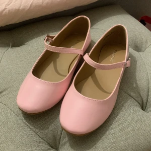 Ballerinaskor - Helt oanvända ballerinaskor. Jättefint att ha tillsammans med balklänningen jag lagt upp tidigare här på Plick. Passar såklart till alla tillfällen. Storlek 36/37.