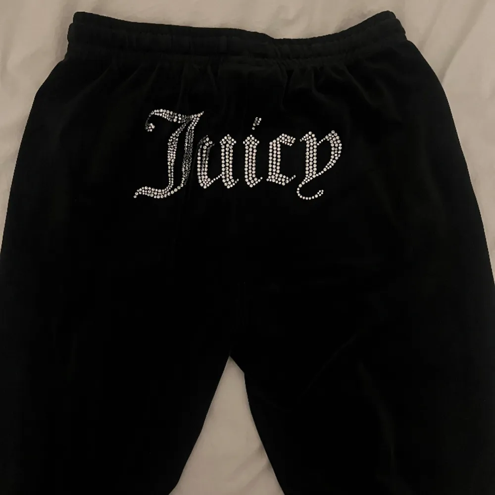 Säljer mina älskade juicy couture byxor! De är i bra skick med inga defekter, har dock blivit för små för mig! Ordinarie pris är 849 kr och jag säljer de för 300! Sista bilden är lånad!! Hör av er om ni har några frågor! (Ni står för frakt) 💓. Jeans & Byxor.