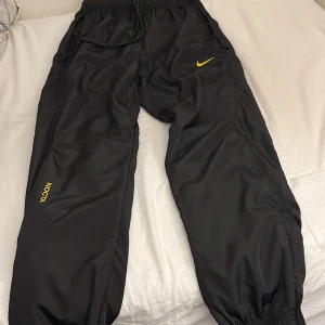Nike Nocta Träningsbyxor - Sällsynta Nike träningsbyxor från Drakes märke Nocta som gått ihop med Nike. Bara ett fåtal har sålts och jag fick möjligheten att få ett par. Prislapp kvar. Pris kan diskuteras vid snabb affär. Kan postas med Postnord via Plick säker betalning. 