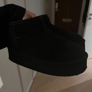 ”Uggs” med platå - Uggs liknande boots med platå.  Storlek 39/40 från märket SOYA.