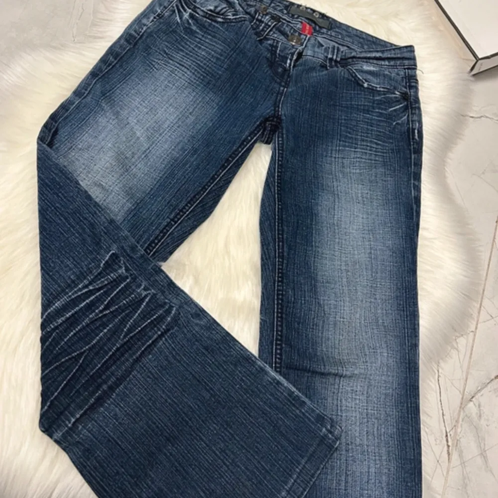 Sjukt snygga lågmidjade jeans med detalj på bakfickorna😍 Innerbenslängd: 67.5cm  Från midjan ner: 92cm  Midjemått rakt över: 38cm . Jeans & Byxor.