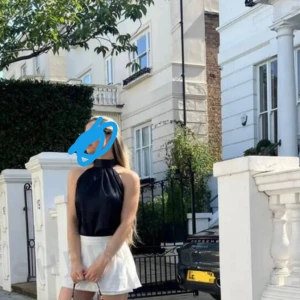 Svart gullig topp men knytning runt halsen - Passar både S/M  Defekter:lite sönder runt halsen men inget man märker av.