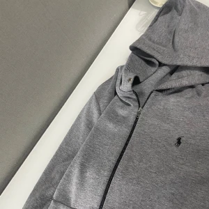 Polo tröja - Säljer i princip en helt ny tröja som jag inte använder och bara ligger o skrotar. Köpte tröjan för 1,2 för nåt år sen. Säljer den för 700-800