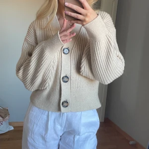 Stickad kofta - Stickad kofta från H&M med bruna knappar 💛 bra skick sparsamt använd 