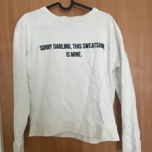 Långärmad vit tröja  - Vit sweatshirt från mango, storlek s, säljer då jag inte andvänder den, skriv om ni vill ha fler bilder! Inga defekter