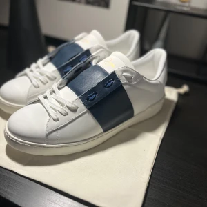 Valentino open  - Säljer nu mina tvär feta valentino open som är 9,5/10 skick. Köpte dem här på Plick, han jag köpte av mena på att det va äkta, priset är inte skrivit i sten! Box och dustbag tillkommer