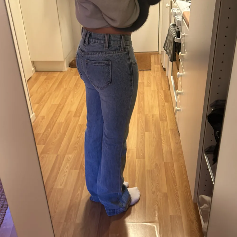 SUPERFINA lågmidjade bootcut jeans från brandy Melville. Säljer för de är för små och för långa. ALDRIG ANVÄNDA!! Passar 32/34🩷🩷🩷jag är 162 men de passar bättre på någon som är ca 170. Jeans & Byxor.