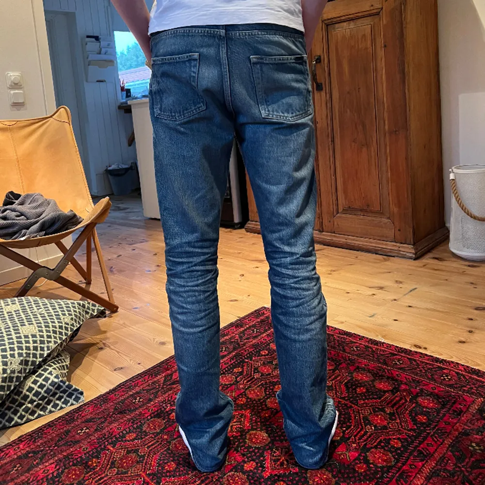 Saint Laurent d18 Stone washed  jeans storlek 31 Nypris: 8000 Priset ej hugget i Sten . Jeans & Byxor.