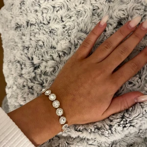 Armband - Säljer ett fint swarovski liknande armband, aldrig använd!🌸🩷