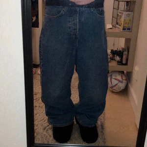 Jeans - Blå jeans från hm, bra skick förut nertil då byxbenet har gått sönder för att den har blivit nertrambad, skriv så skickar jag bild på de. Och skriv även vid önskemål om andra bilder eller frågor pris går att diskutera