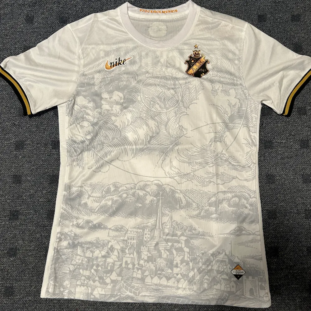 Helt oanvänd AIK Special Edition tröja i storlek M med tagg. Namn på tröjan är STOCKHOLM och nummer 7. T-shirts.
