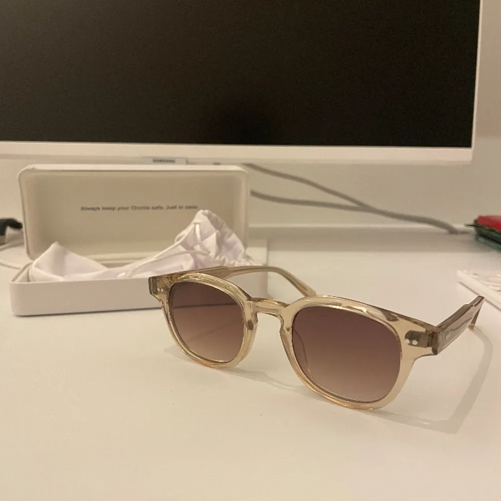 Säljer mina feta Chimi solglasögon i modell 01 som endast är använda den senaste sommaren. De är sparsamt använda så inga defekter och lådan medföljs även. Nypris: 1200kr och mitt pris ligger på 400 kr. Köparen står för frakten🚚. Accessoarer.