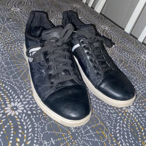 Armani skor  - Snygga svarta Armani jeans skor, storlek 43. Skick 7/10 dem är lite sönder i högra skon men inget man ser tydligt. 