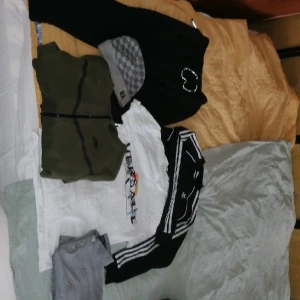 Blandade Märkeskläder, gröna nike tech byxorna ingår också - Ett par svarta nike tech byxor, storlek S Versace tröja använd storlek S män Adidas med gamla Adidas märket storlek xs Falsk Lv mössa Hel nike tech dress mörkgrön storlek XS/S 