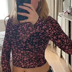 Croppt svart tröja med rosa blommor  - Gulligt tröja, nästan helt oanvänd och i bra skick