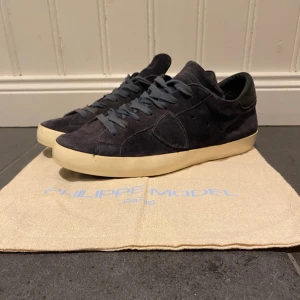 Philippe Model  - Säljer ett par Philippe Models PSRX V1 i riktigt bra skick. Skorna är i storlek 44 och true to size skulle jag säga. Hör av dig om du vill ha fler bilder eller har några frågor!