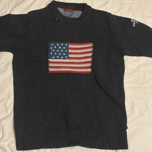 Gant tröja  - Hej säljer nu min Gant tröja i bra skick, den har ett litet hål uppe vid kragen men enkel fixat   