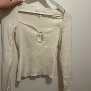 Tröja med pärla - En söt tröja med pärla från h&m