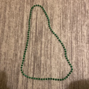 Grönt halsband  - Fin när man ska på disco 