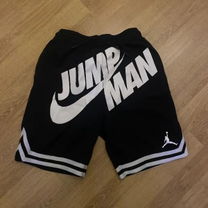 Jordan shorts - Fina Jordan Nike shorts i 8/10 skick. Ny pris 600kr från Zalando. Säljer för att dom inte passar längre. Därav billigt pris. 