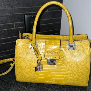 Guess väska  - Helt ny Guess väska. Köpt för 1600kr.