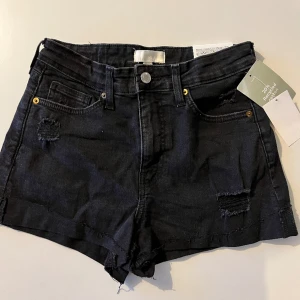 Jeans shorts - Svarta jeans shorts. Stretch, regular waist . Aldrig använt, prislappen sitter kvar. 