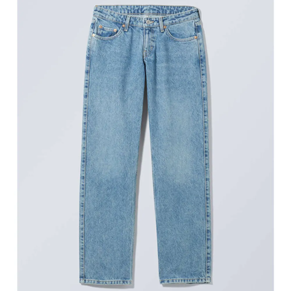 (FÖRSTA BILDEN LÅNAD) Säljer dessa raka weekday jeansen som tyvärr inte kommer till användning💓. Jeans & Byxor.