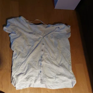 Ännu en tröja jag inte vill ha och som inte heller är min stil. Kontakta vid frågor och tar bara swish.  - Den är från Lindex och är aldrig använd. 