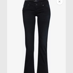 Ltb jeans  - Säljer dom här fina ltb velerie jeansen, de är i väldigt fint skick då jag inte använt dom så mycket och köpte dom nydligen. Jensen är i färgen  nattblå men ser ut som svart❣️köpt för 915 kr 